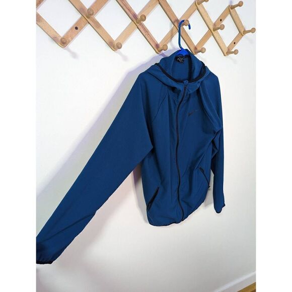 Nike Men's Full Zip Lightweight Dry-Fit Jacket - Size Medium - Picture 2 of 6